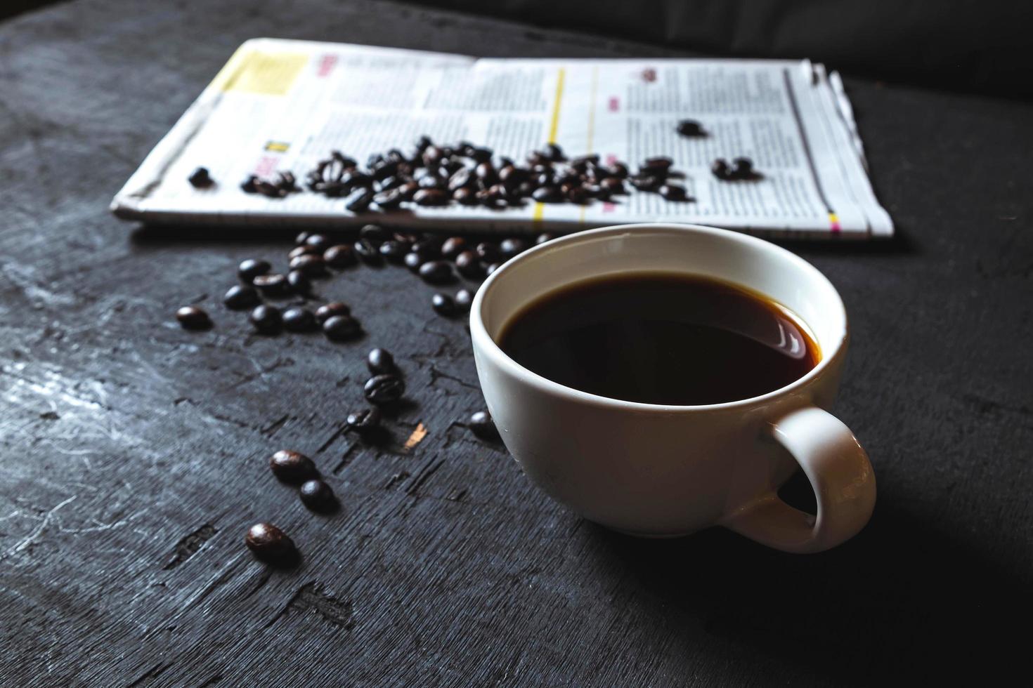 Tasse Kaffee und Kaffeebohnen foto