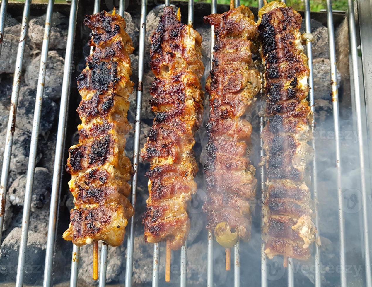 gegrilltes Fleisch vom Holzkohlegrill foto