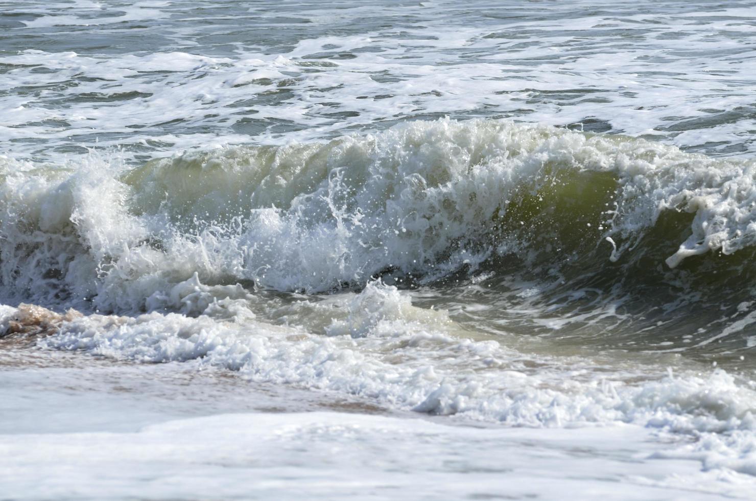 Wellen krachen am Strand foto