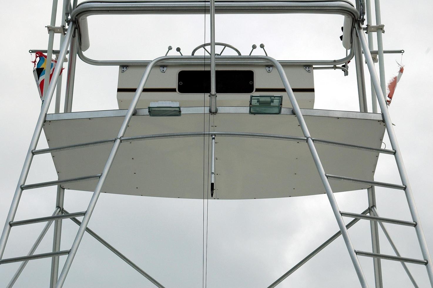 fliegende Brücke eines Bootes foto