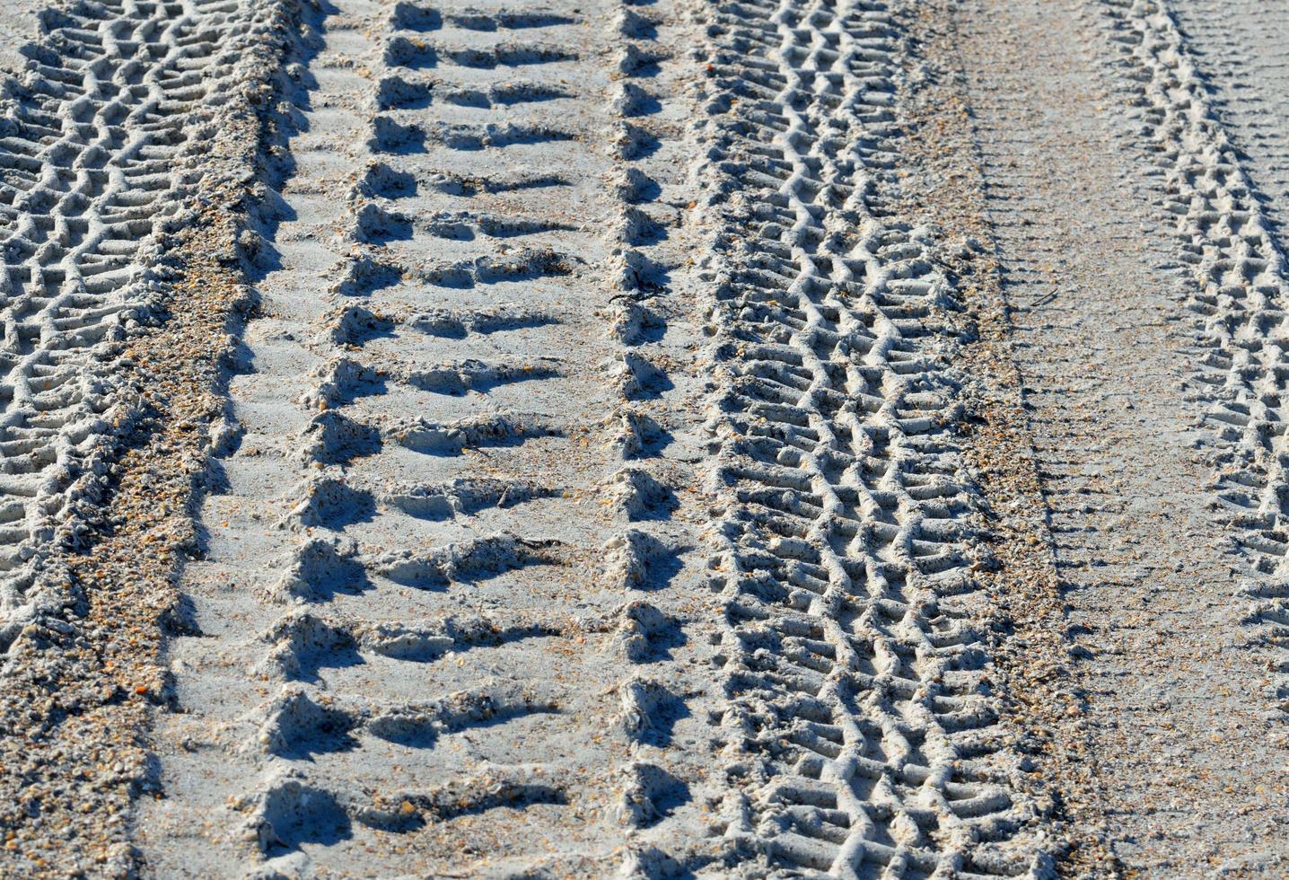 Reifenspuren im Sand foto