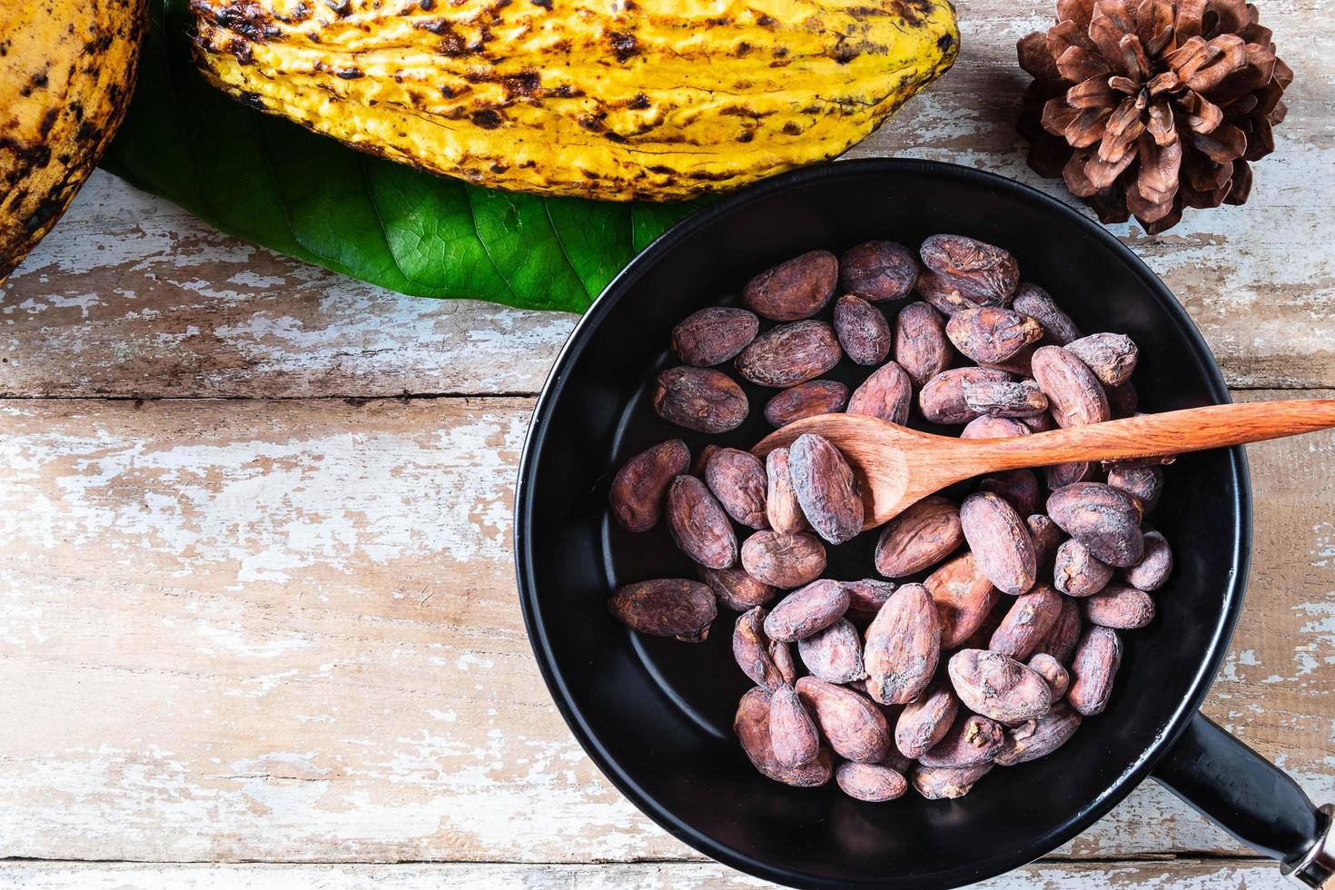 rohe Kakaobohnen und Kakaofrüchte foto