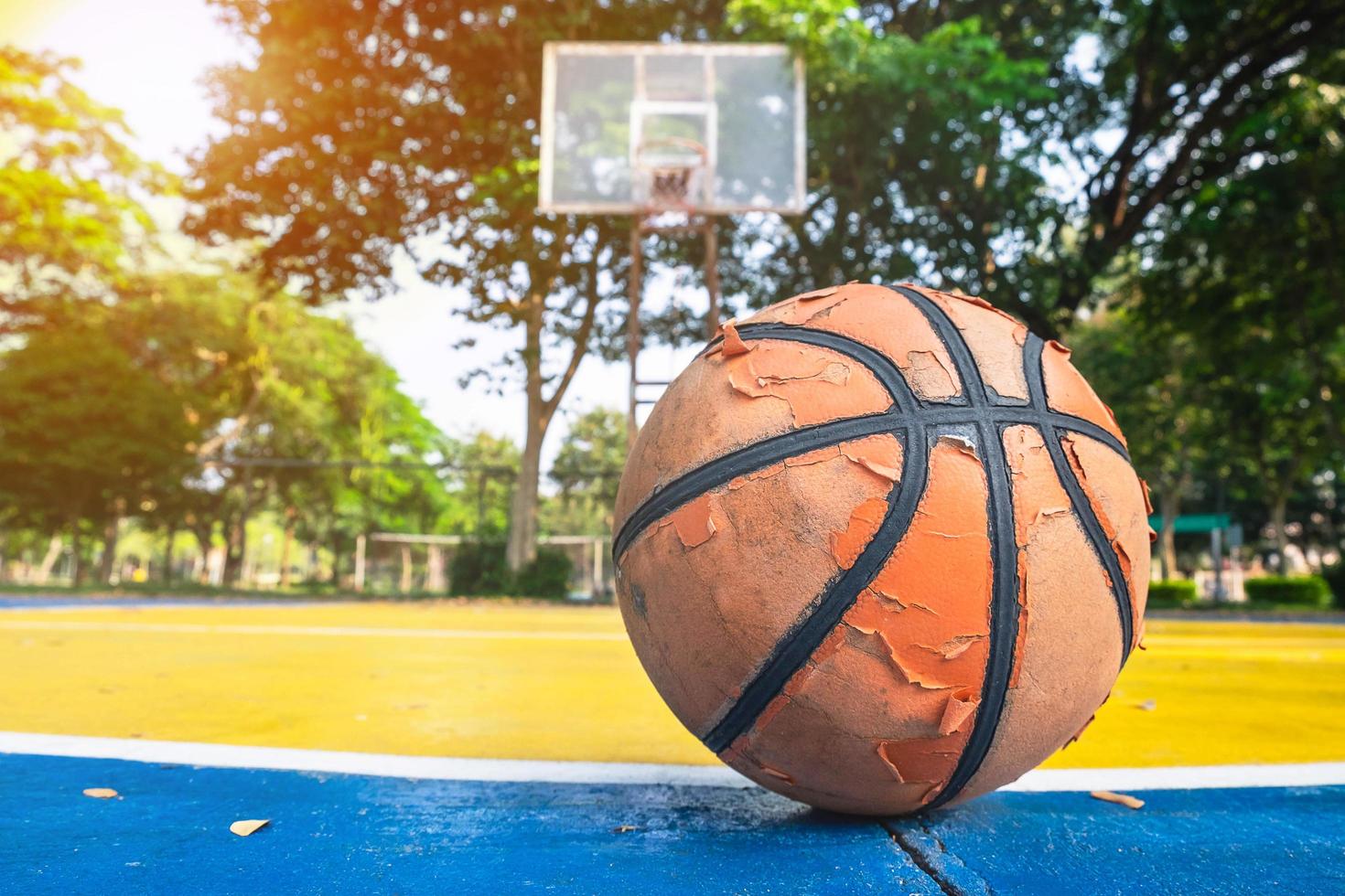 alter Basketball auf einem Basketballplatz foto