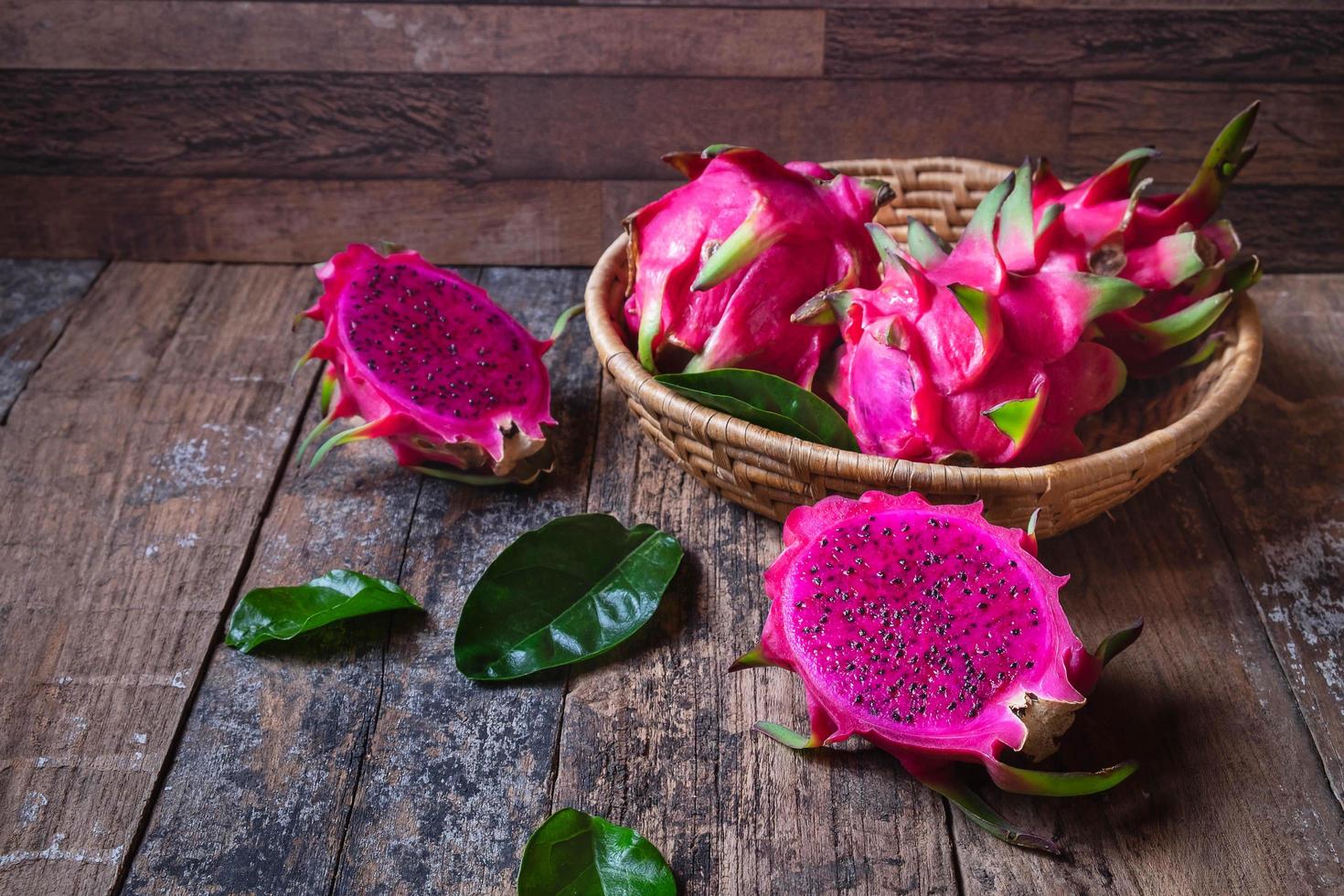 Drachenfrucht in einem Korb foto