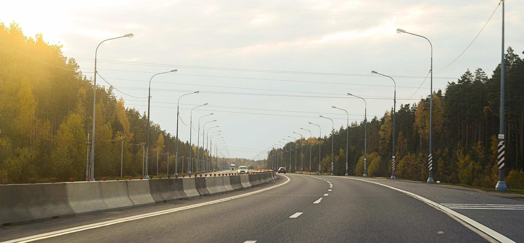 Blick auf die leere Autobahn, bei Sonnenuntergang foto