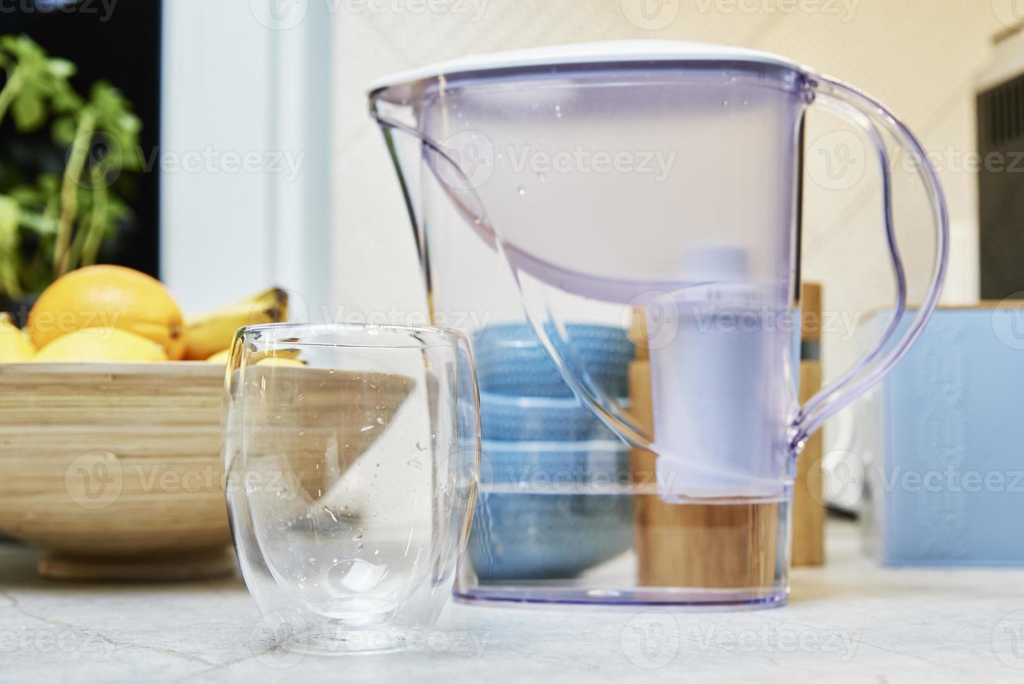 Glas und Wasserfilter auf dem Tisch foto