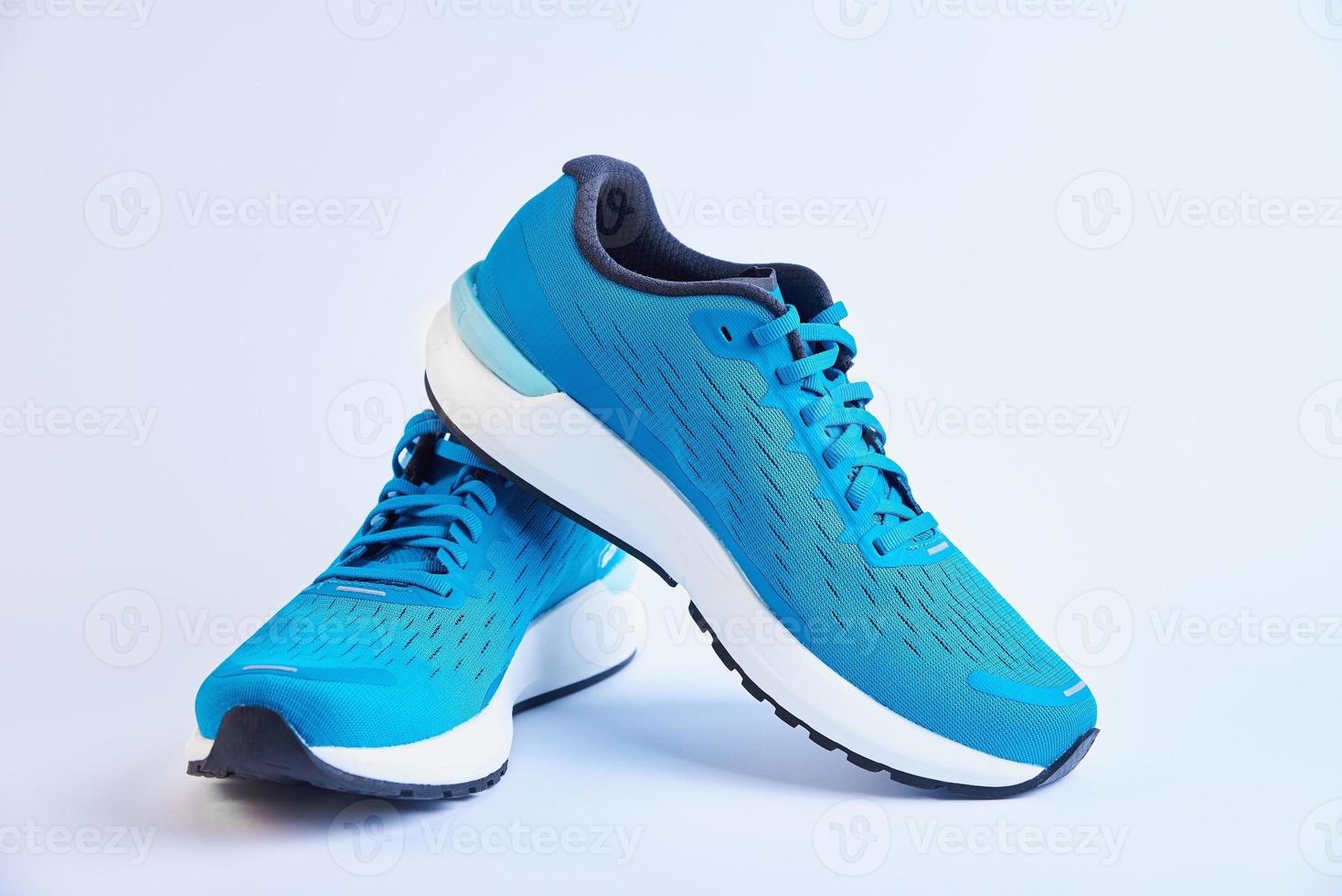 Paar blaue Laufschuhe auf weißem Hintergrund isoliert foto
