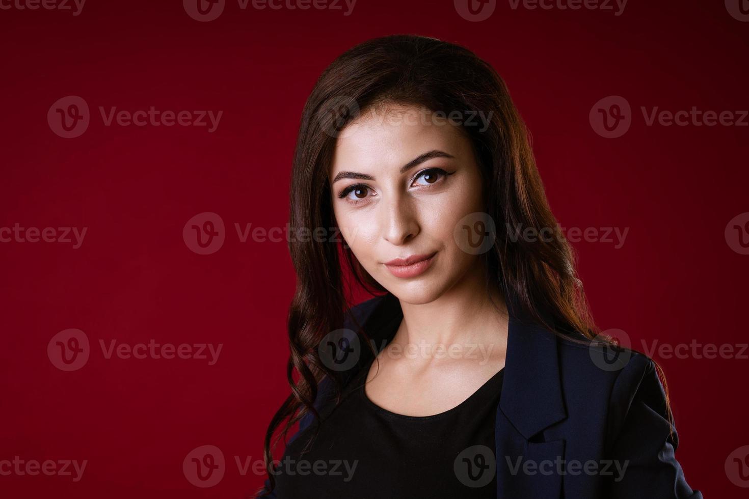 junge schöne europäische stylische brünette frau in schwarzer bluse und dunkelblau foto