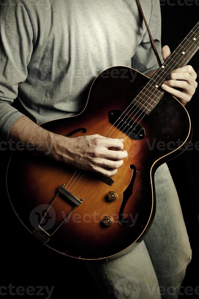 Rock'n'Roll-Gitarre auf schwarzem Hintergrund foto