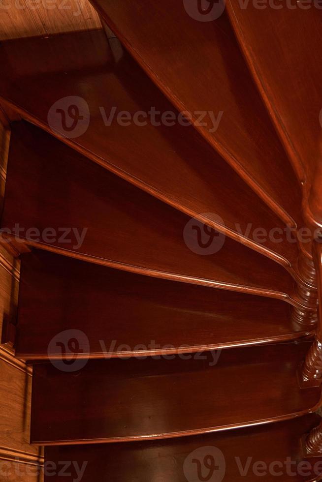 Holztreppenstufen, abstrakte Ansicht von oben. foto