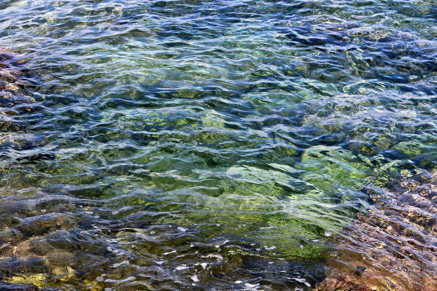 die farbe des wassers im mittelmeer im seichten wasser foto