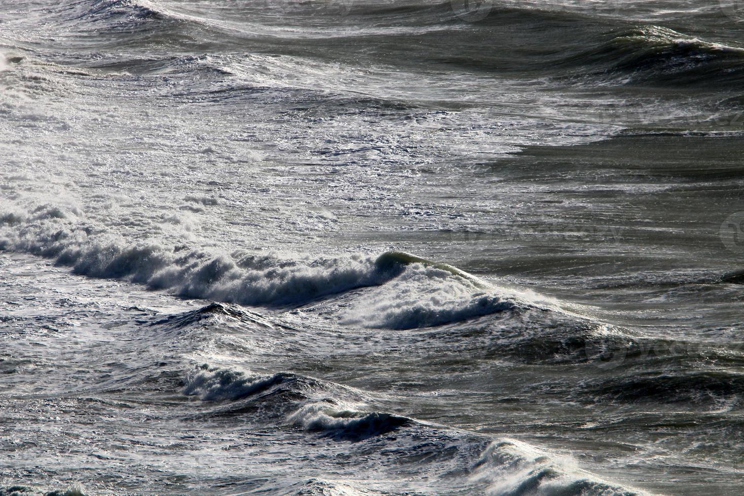 die farbe des wassers im mittelmeer im seichten wasser foto