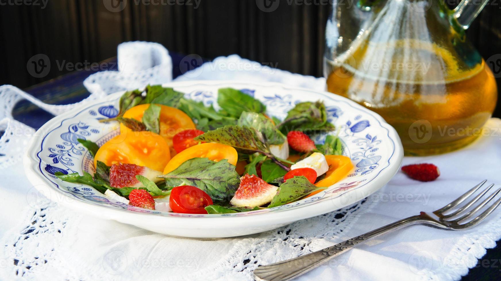 frischer Salat mit Tomaten, Feigen, Basilikum und Rucola foto