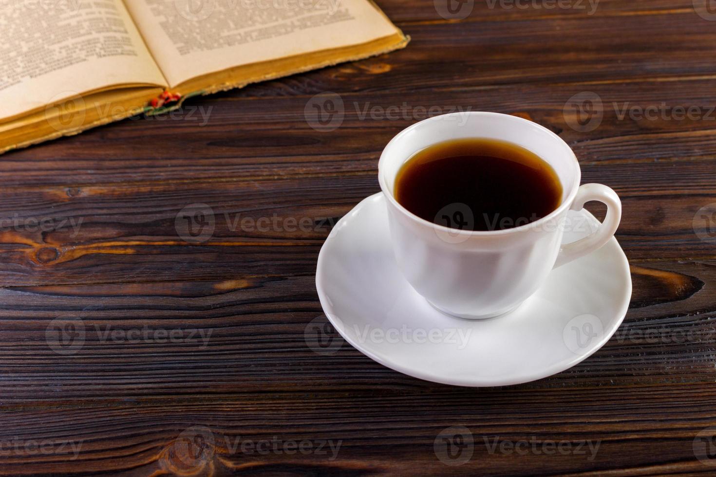 Tasse Kaffee auf einem Holztisch foto