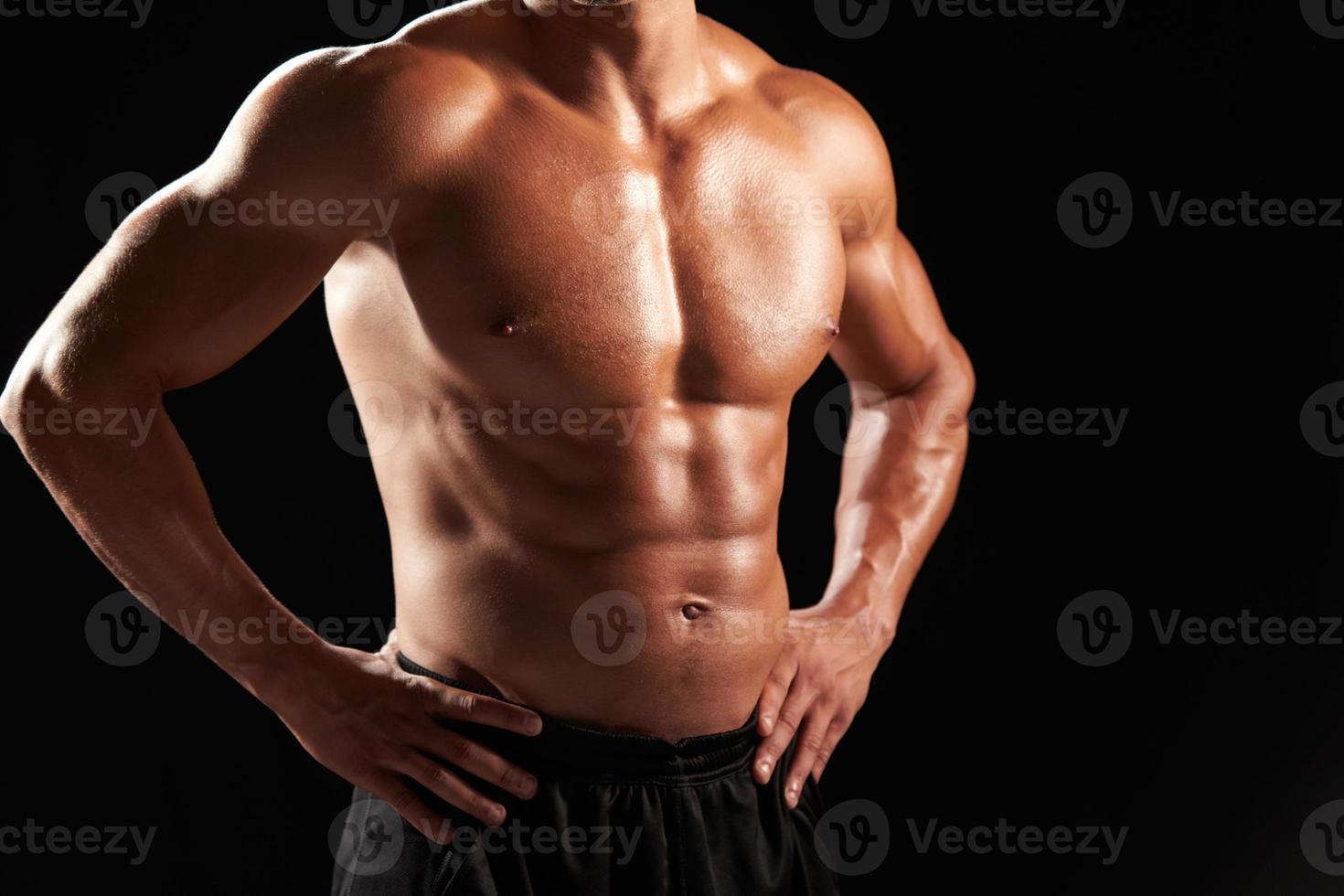 nackter männlicher Bodybuilder mit Brust auf den Hüften, Ernte foto