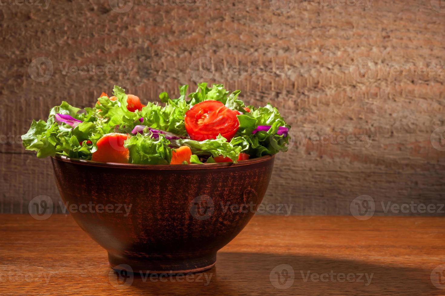 frische Salade auf hölzernem Hintergrund foto