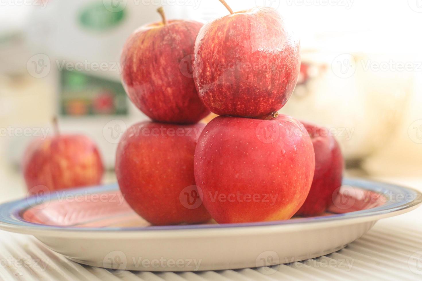 Apfel ist auf Teller foto