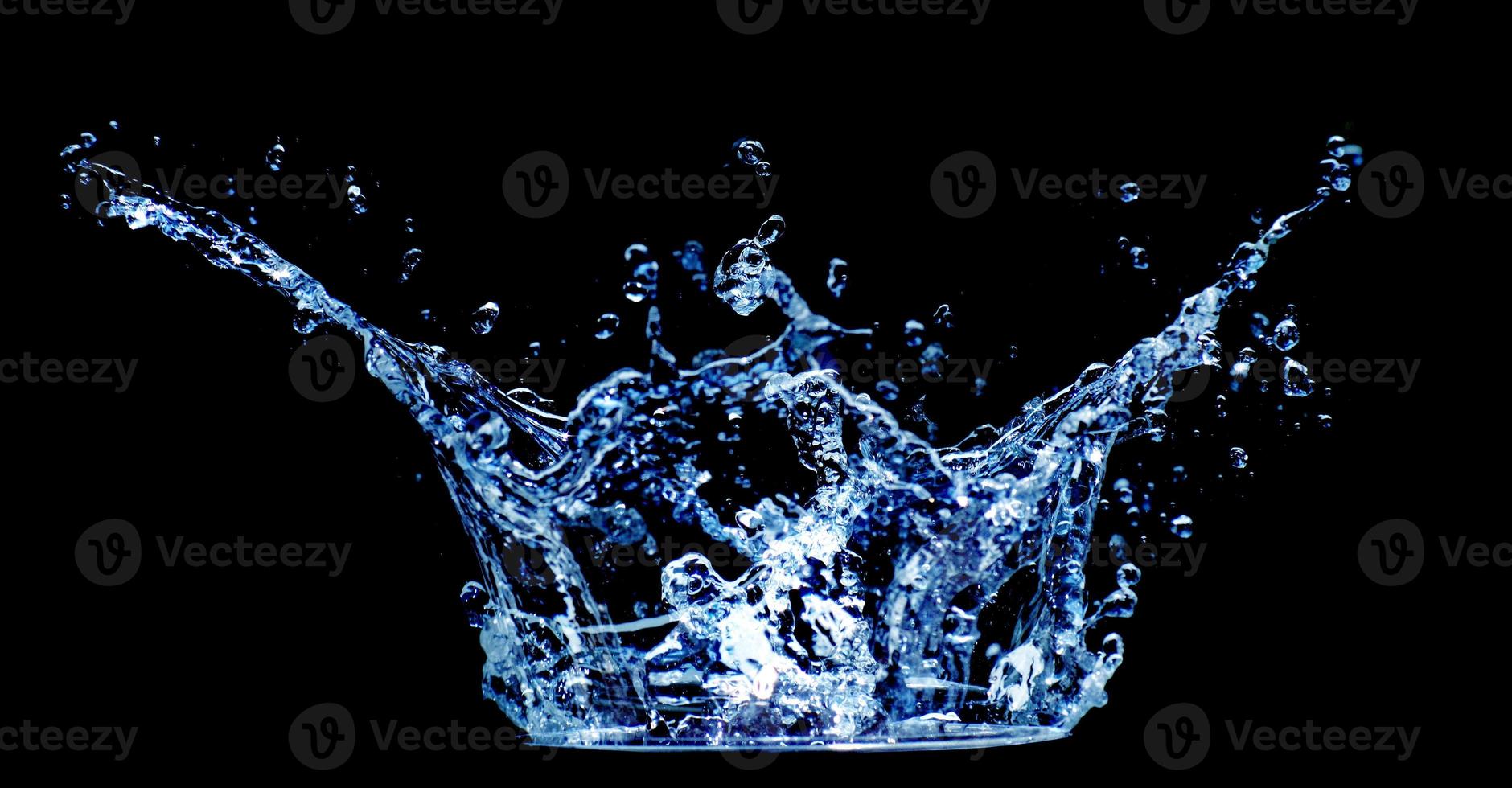 Spritzwasser auf schwarzem Hintergrund foto