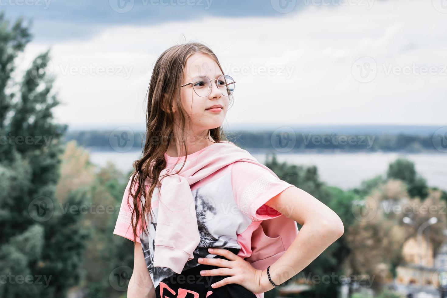 Porträt eines selbstbewussten Mädchens mit Brille und langen Haaren. Inhalte für soziale Netzwerke foto