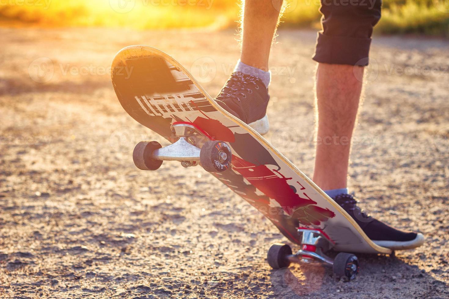 der kerl steht auf einem skateboard ist auf der strasse schön durchtrainiert. foto