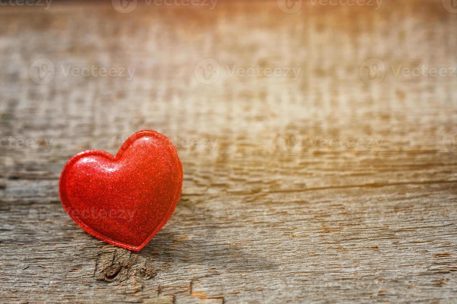 rotes Herz auf Holzhintergrund, romantische Karte foto
