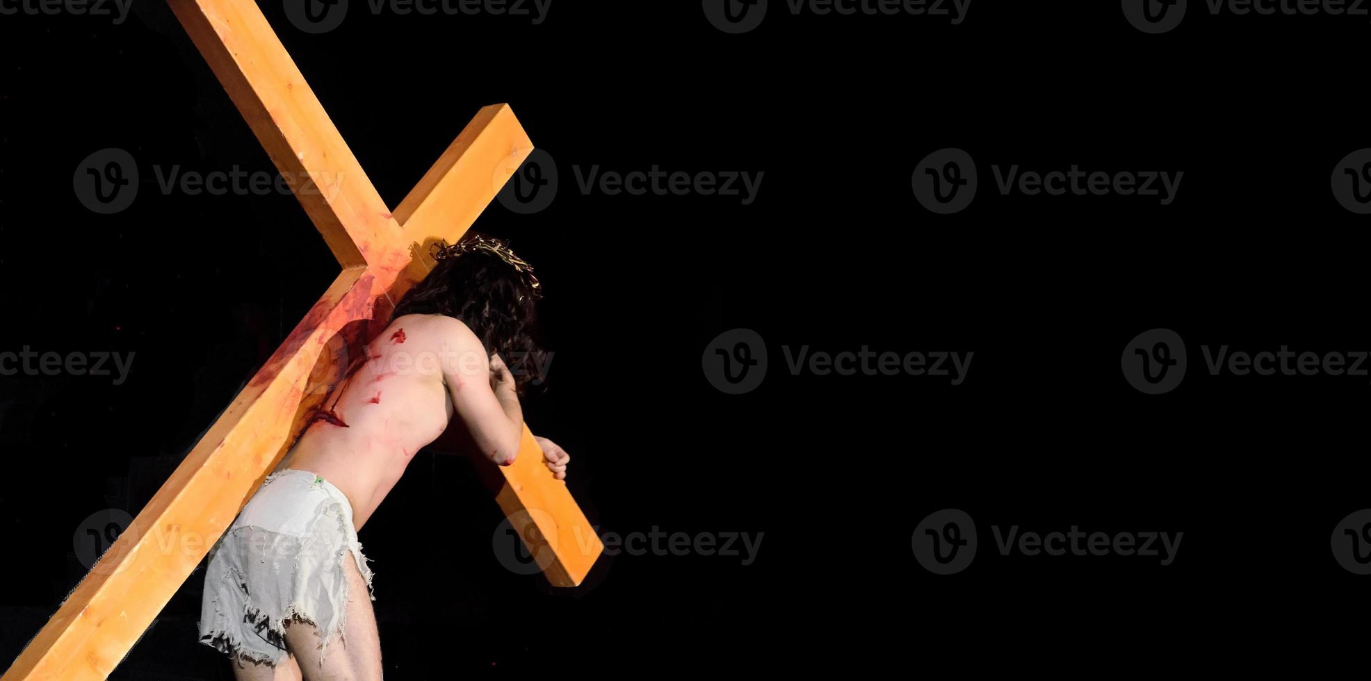 Jesus trägt das Kreuz in die Dunkelheit. foto