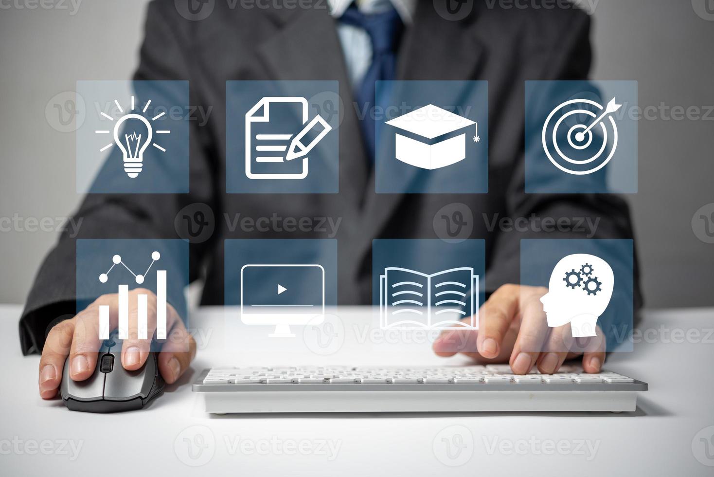 Online-Unterrichtsbildschirm für digitale Internettechnologie. E-Learning-Bildung, Online-Web-Informationsmanagement-Geschäftskonzept. foto