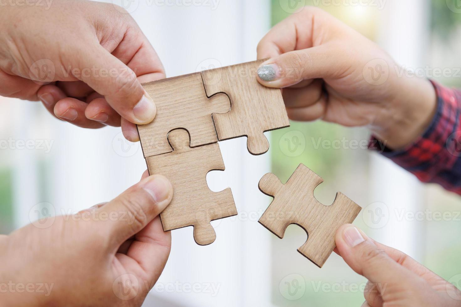 gruppe von geschäftsleuten, die puzzle zusammenbauen und teamunterstützung und hilfekonzept darstellen foto