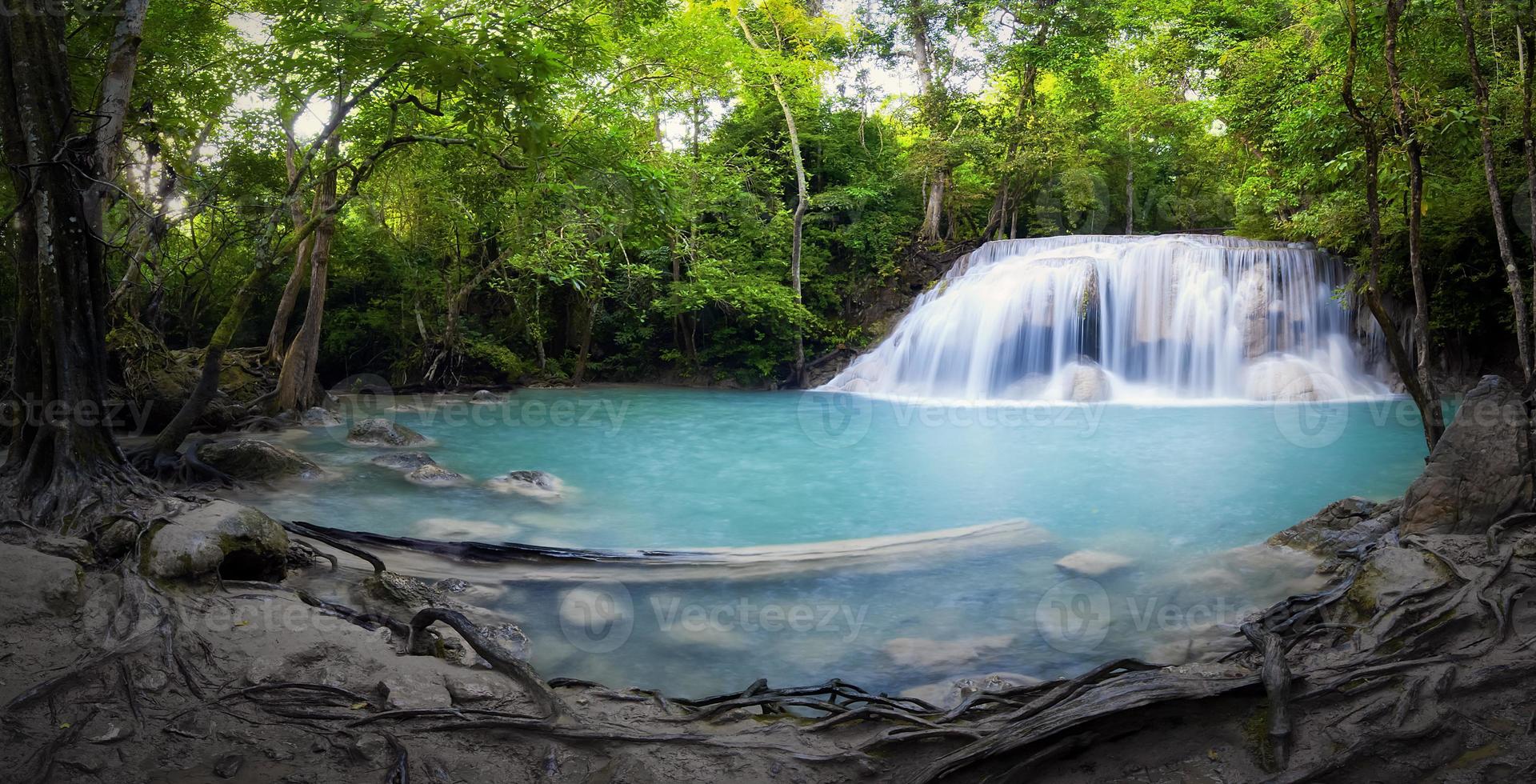 Panorama des Tropenwaldes, Wasserfall in Thailand foto