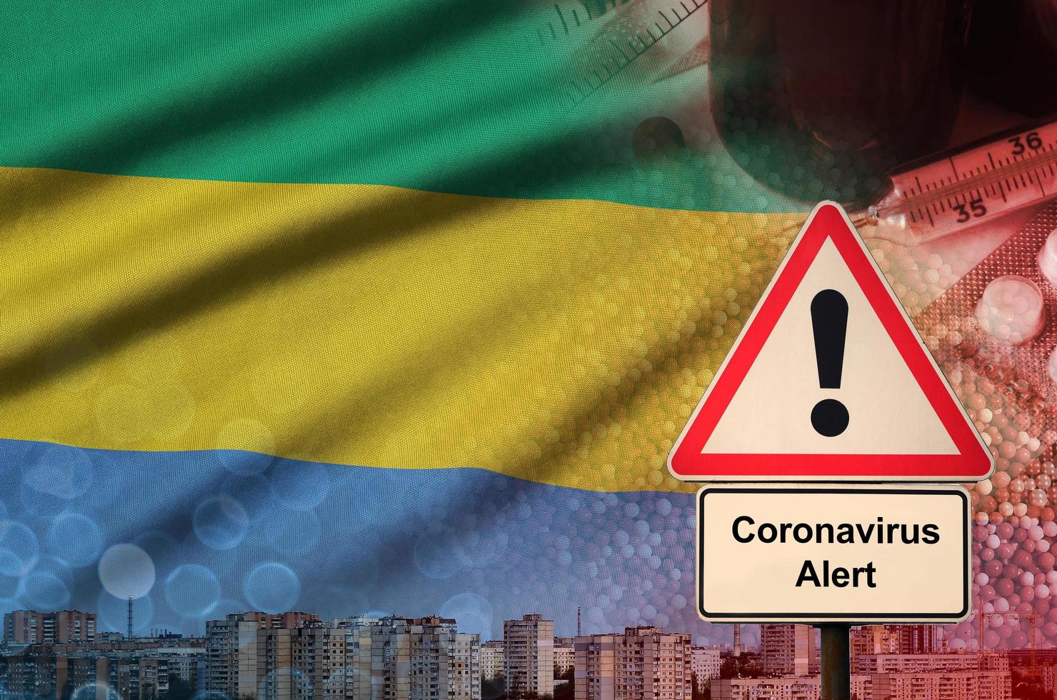 Gabun-Flagge und Coronavirus 2019-ncov-Warnzeichen. konzept der hohen wahrscheinlichkeit eines neuartigen coronavirus-ausbruchs durch reisende touristen foto