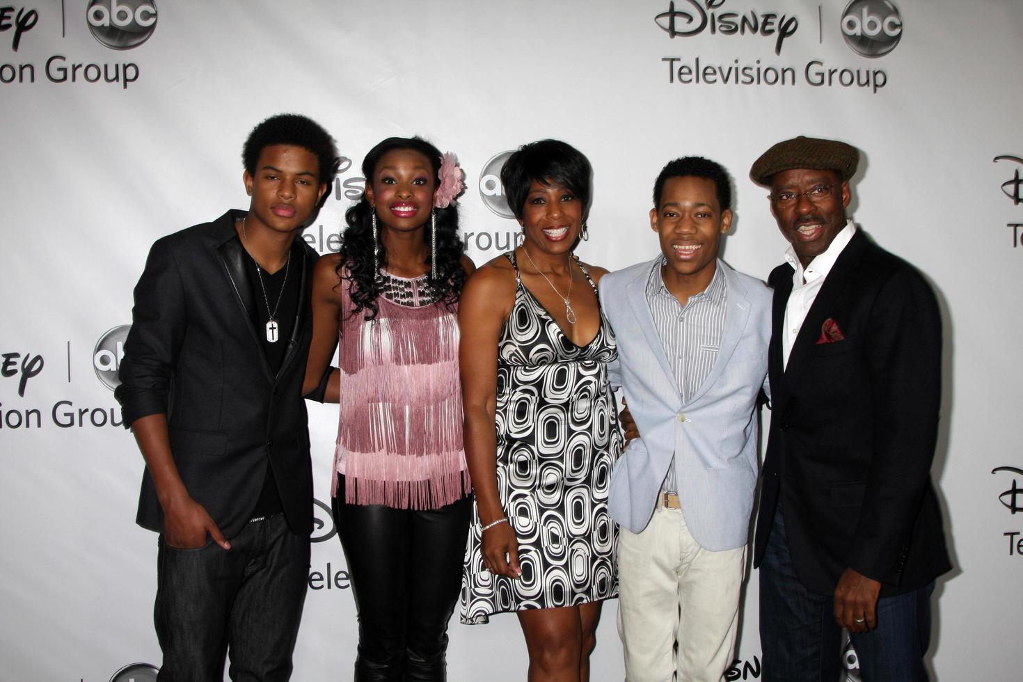 los angeles - 10. jan - let it shine cast - trevor jackson, coco jones, dawnn lewis, tyler james williams, courtney b. vance kommt am 10. januar 2012 zur abc tca party winter 2012 im langham Huntington hotel in pasadena, ca foto