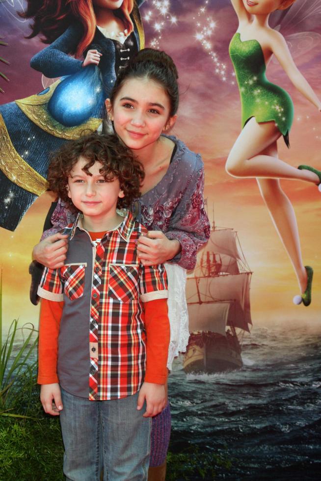 los angeles - 22. märz - august maturo, rowan blanchard bei der piratenfeenfilmpremiere in den walt disney studios lot am 22. märz 2014 in burbank, ca foto