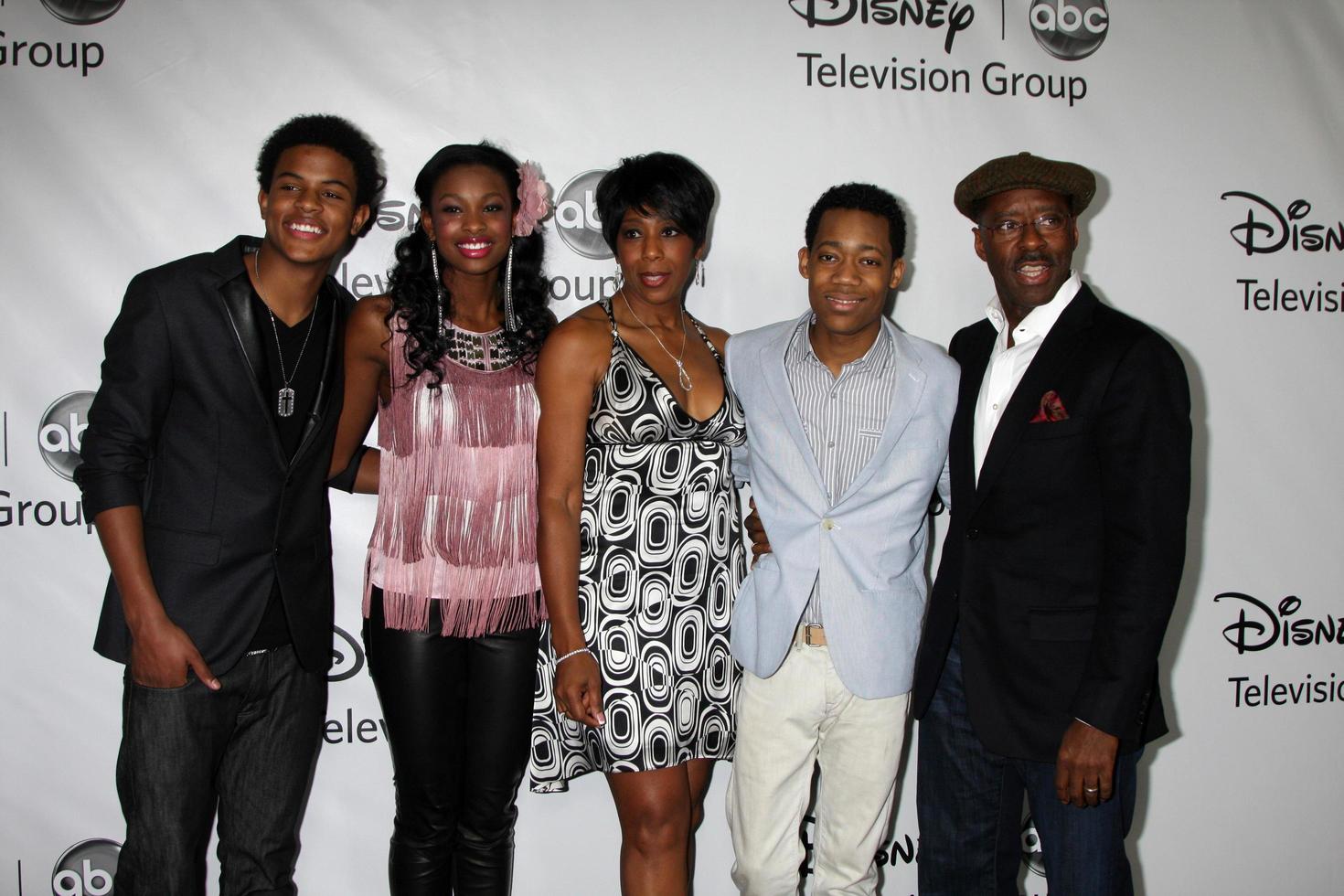 los angeles - 10. jan - let it shine cast - trevor jackson, coco jones, dawnn lewis, tyler james williams, courtney b. vance kommt am 10. januar 2012 zur abc tca party winter 2012 im langham Huntington hotel in pasadena, ca foto