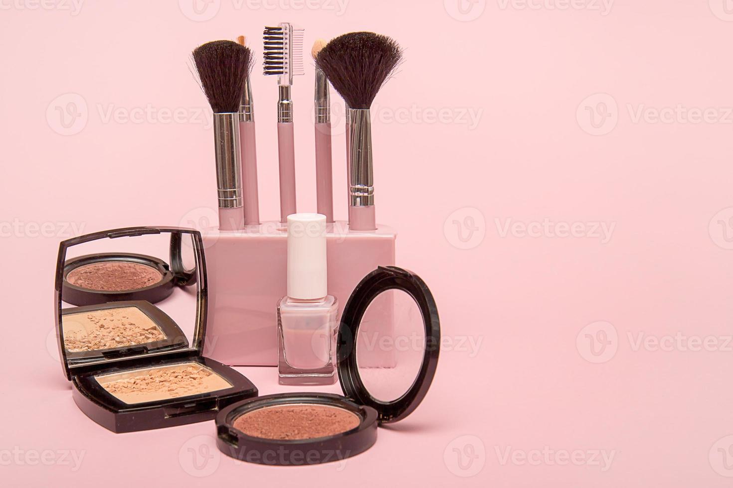 satz make-up-pinsel, nagellack, puder, erröten auf rosa hintergrund foto