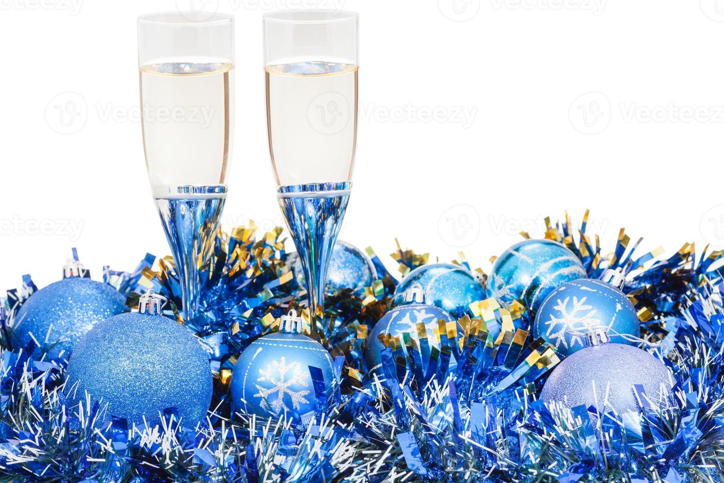 gläser champagner an blauer weihnachtsdekoration foto