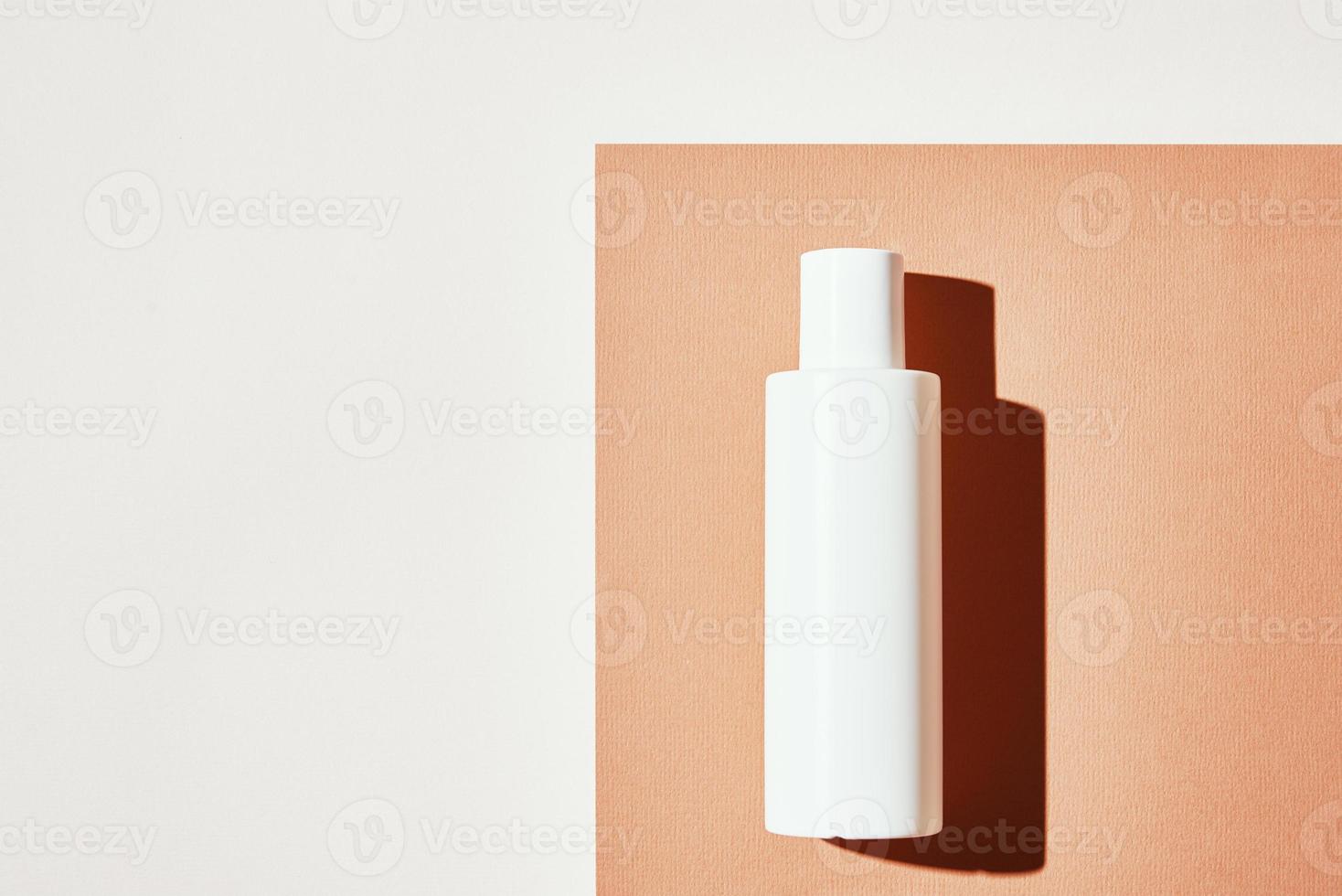 Naturkosmetikprodukt. weiße Flasche auf pastellfarbenem Hintergrund foto