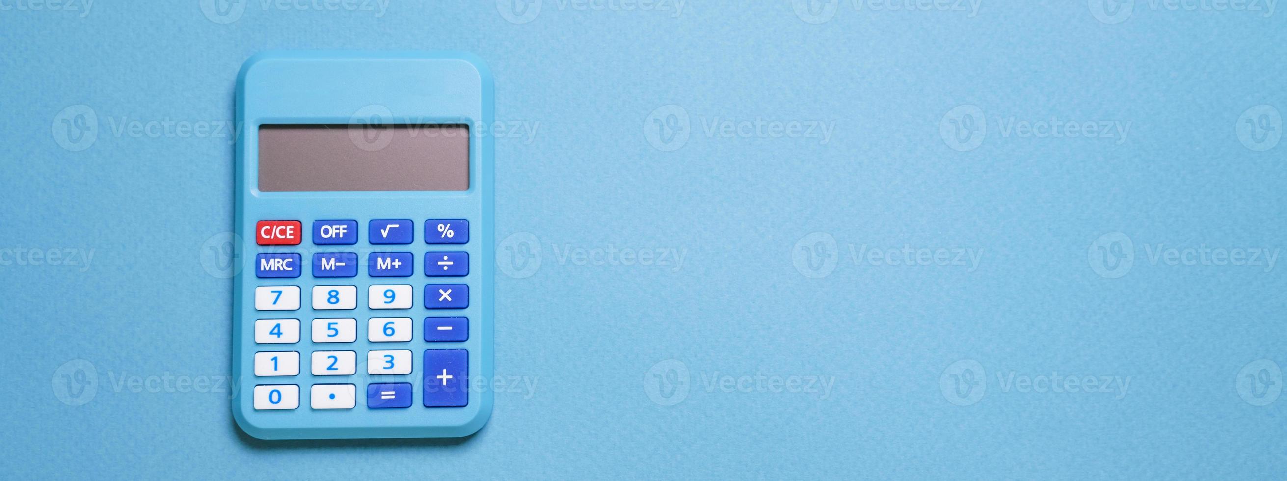 modernes Taschenrechner-, Geschäfts- und Finanzbuchhaltungskonzept auf blauem Hintergrund foto