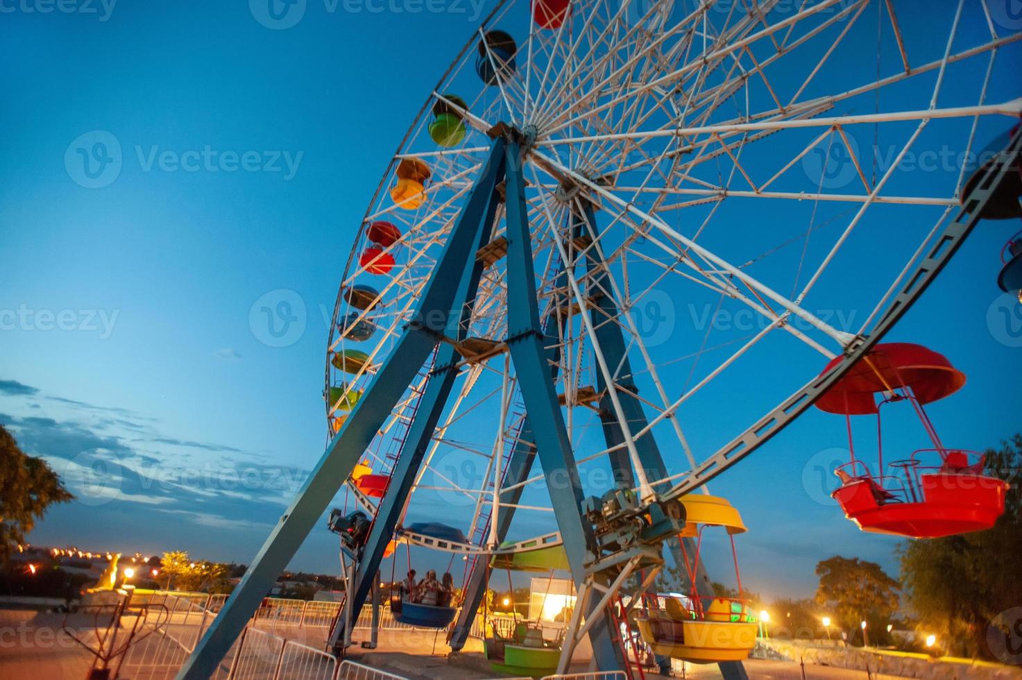 ein attraktionsriesenrad im vergnügungspark bei nacht foto