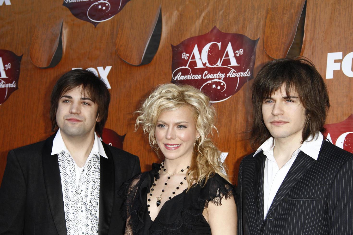 los angeles - 5. dez. - neil perry kimberly perry reid perry von der band perry kommt bei den american country awards 2011 in der mgm grand garden arena am 5. dezember 2011 in las vegas, nv an foto