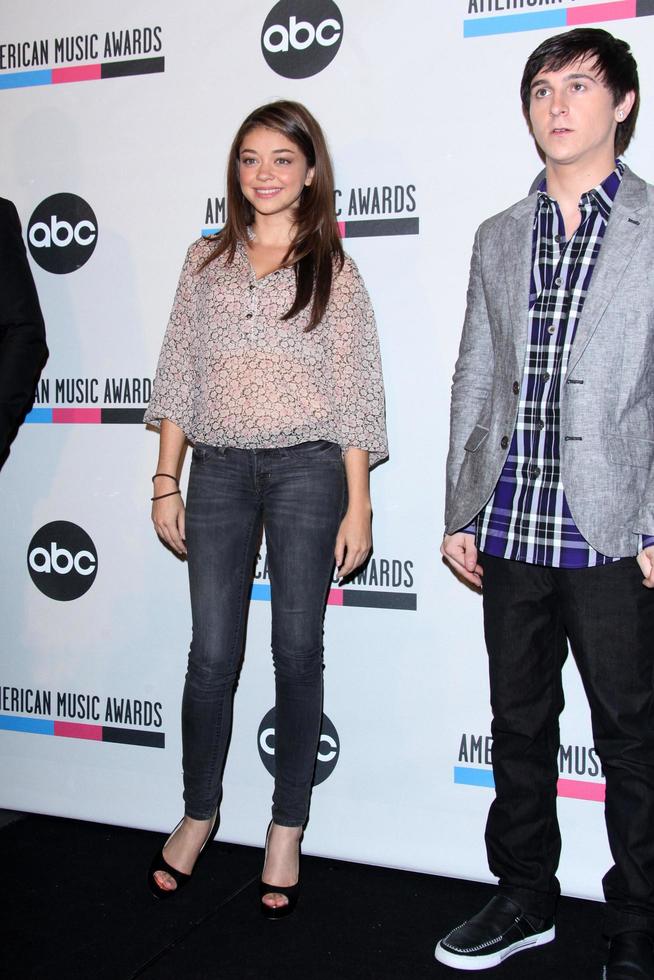 los angeles - oktober 11 - sarah hyland, mitchel musso bei der ankunft bei der nominierungspressekonferenz für die amerikanischen musikpreise 2011 im jw marriott los angeles im la live am 11. oktober 2011 in los angeles, ca foto