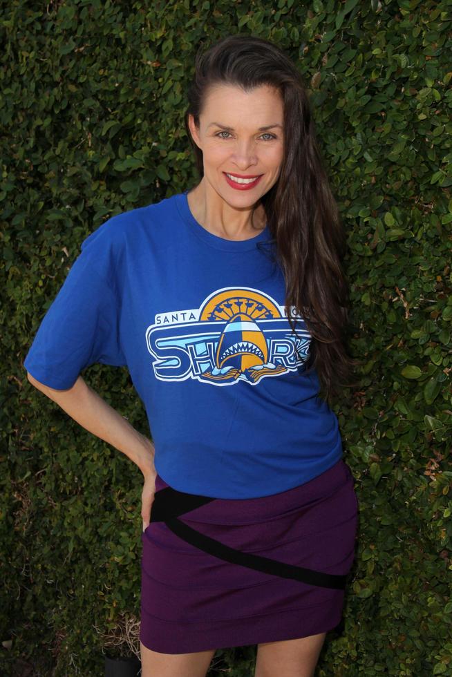 los angeles - 18. juni - alicia arden in der privaten la football league sommer kickoff suite mit la football league t-shirts am privaten standort am 18. juni 2014 in los angeles, ca foto