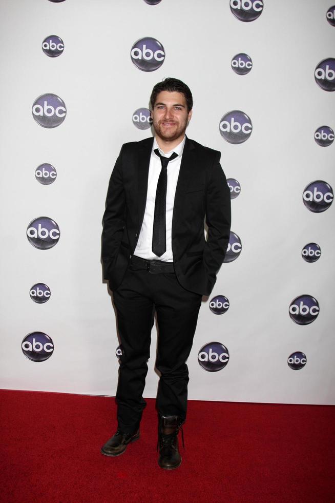 los angeles - 10. jan. - adam pally kommt am 10. januar 2011 in pasadena, ca., zur tca winter 2011 press tour party der disney abc fernsehgruppe im langham Huntington hotel foto