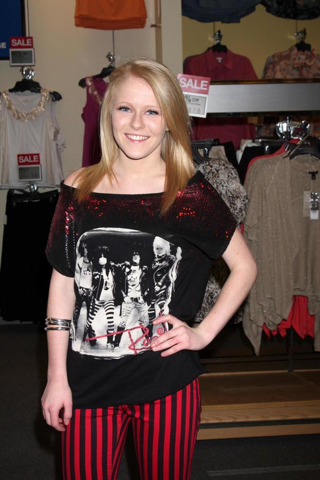 los angeles - 16. mai - hollie cavanagh kommt zur authentischen symbolsammlung des amerikanischen idols für kohl s fan event bei kohl s am 16. mai 2012 in alhambra, ca foto