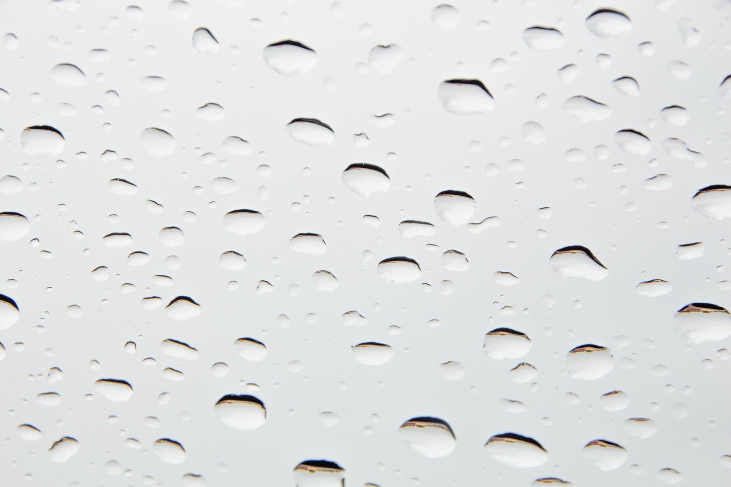 Wassertropfen und Wasserperlen auf klarem Glas. foto