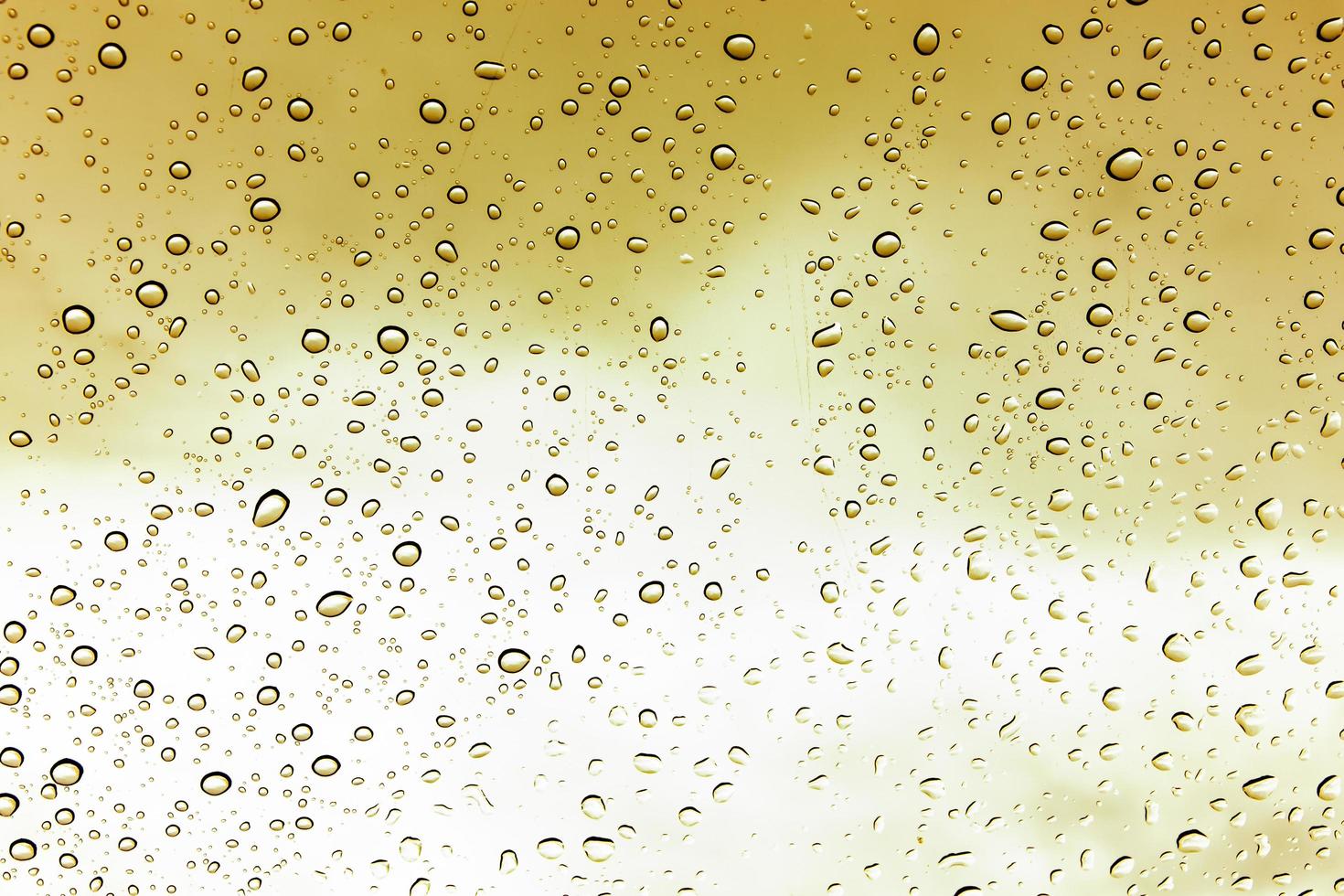 Wassertropfen und Wasserperlen auf klarem Glas. foto