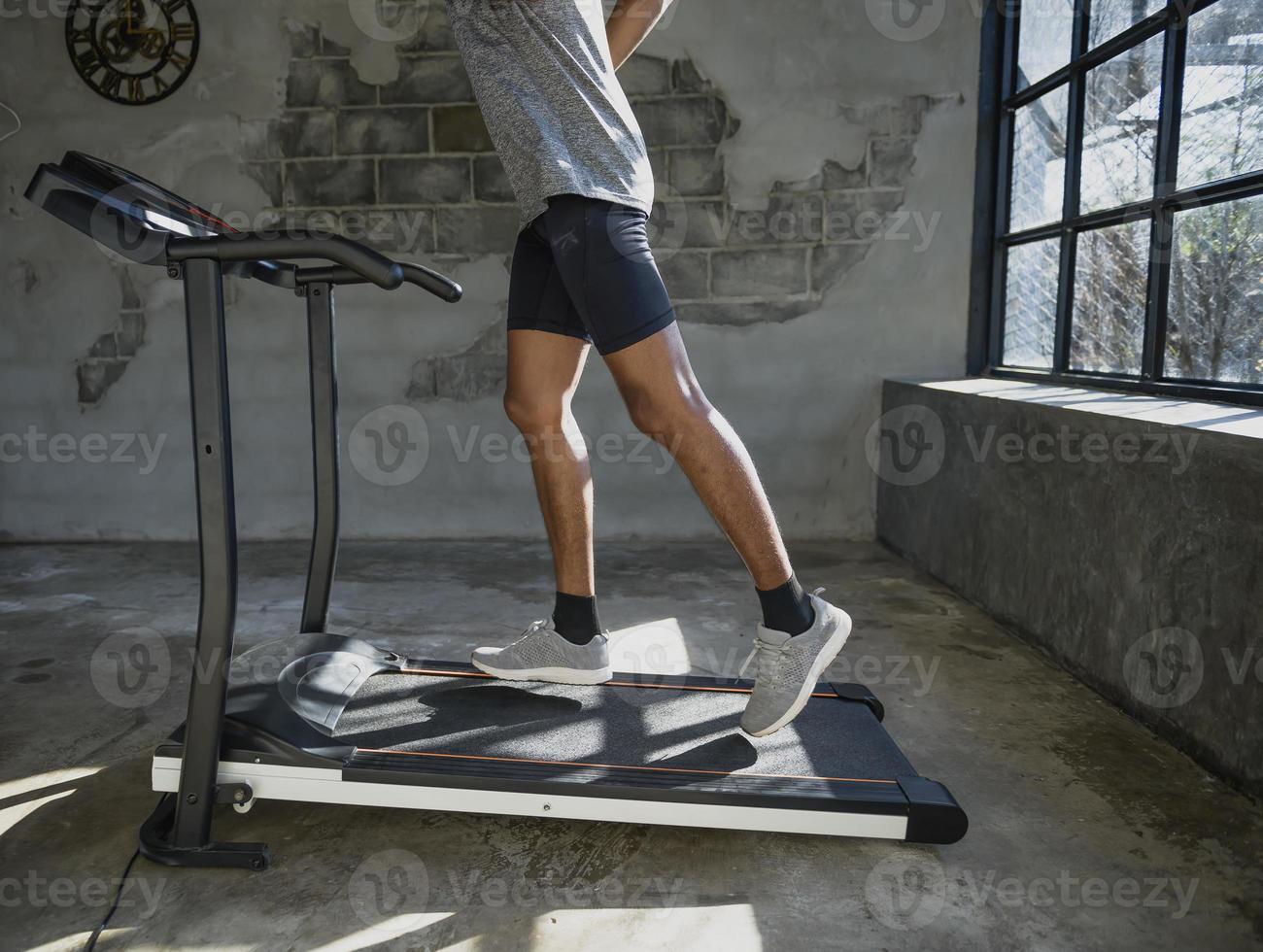 ein Mann, der auf einem Laufband läuft und trainiert. foto