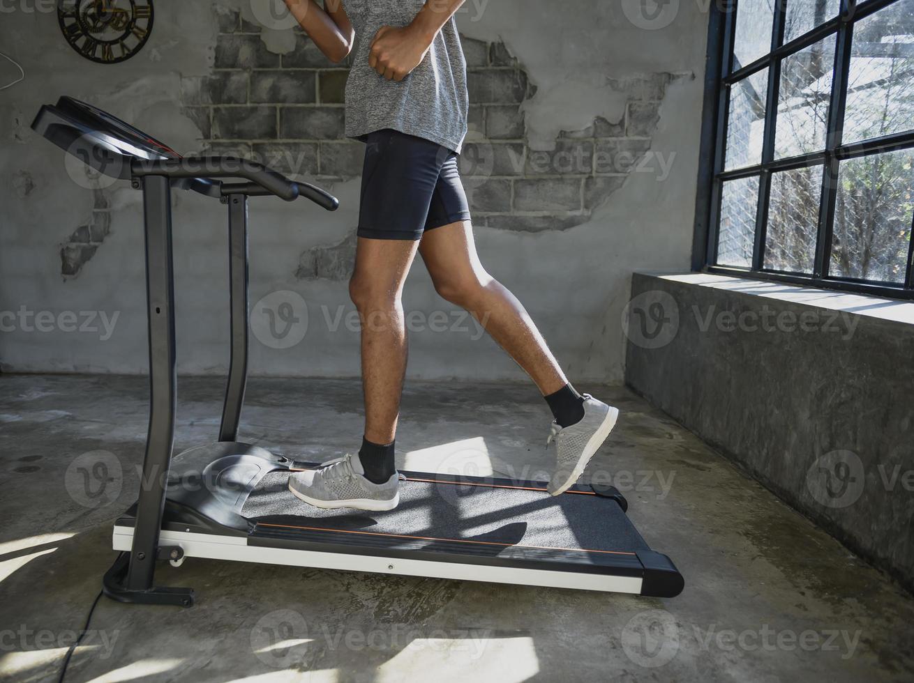 ein Mann, der auf einem Laufband läuft und trainiert. foto