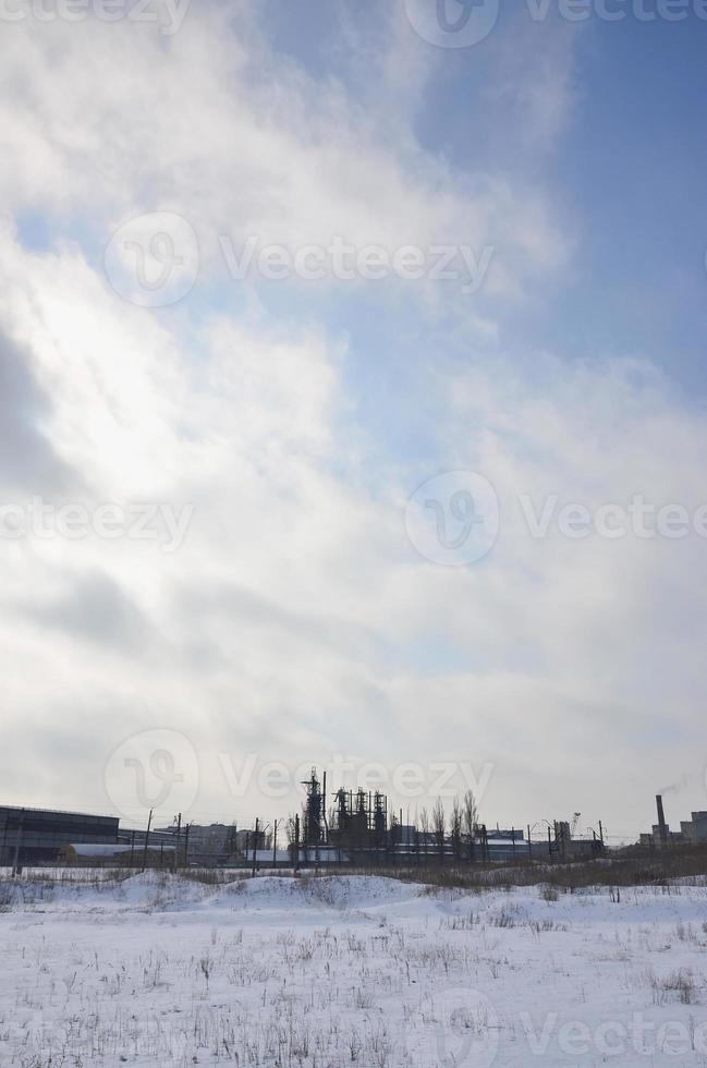 Winterlandschaft mit Türmen von Übertragungsleitungen foto