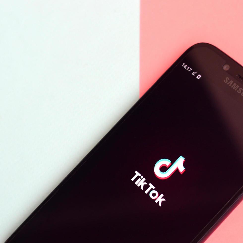 charkow, ukraine - 2. juli 2021 tiktok-anwendung auf dem samsung-smartphone-bildschirm auf pastellhintergrund. tiktok ist ein beliebter Video-Sharing-Social-Networking-Dienst von bytedance foto