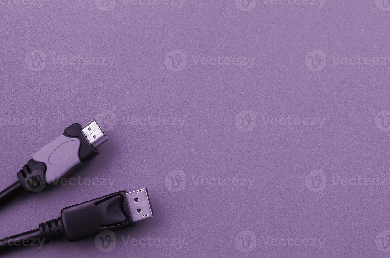 Audio-Video-HDMI-Computerkabelstecker und vergoldeter 20-poliger Displayport-Stecker für eine einwandfreie Verbindung auf violettem Hintergrund foto